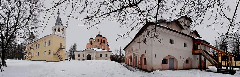 Дворище в Великом Новгороде. Слева направо: колокольня Никольского собора, Никольский собор, церковь Жен Мироносиц