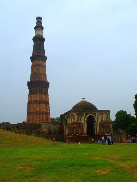Минарет Кутуб-минар и мавзолей султана Шамс ад-дина Илетмиша в Дели. Комплекс мечети Кувват аль-Ислам