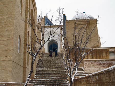 Ансамбль мавзолеев Шахи-Зинда в Самарканде. Лестница помомников