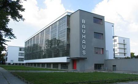 Здание «Баухауса» в Дессау (Bauhaus, Dessau) . Архитектор Вальтер Гропиус (Walter Gropius) 