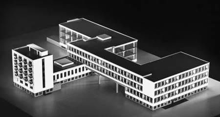 Здание «Баухауса» в Дессау (Bauhaus, Dessau) . Архитектор Вальтер Гропиус (Walter Gropius) 