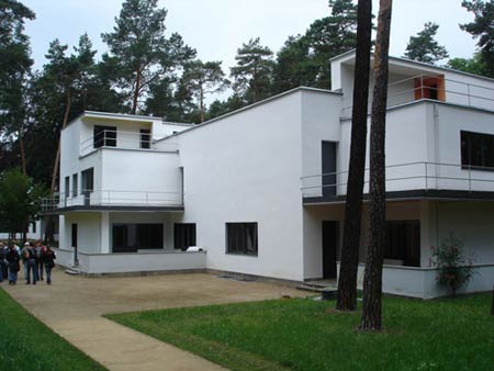 Meisterhäuser (Wohnhäuser der Bauhaus-Lehrer), Bauhaus Dessau, 1925—1926 . Архитектор Вальтер Гропиус (Walter Gropius)