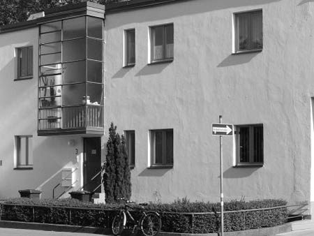 Поселок Даммершток близ Карлсруэ (Karlsruhe, Siedlung Dammerstock, 1928—1929). Архитектор Вальтер Гропиус (Walter Gropius) 