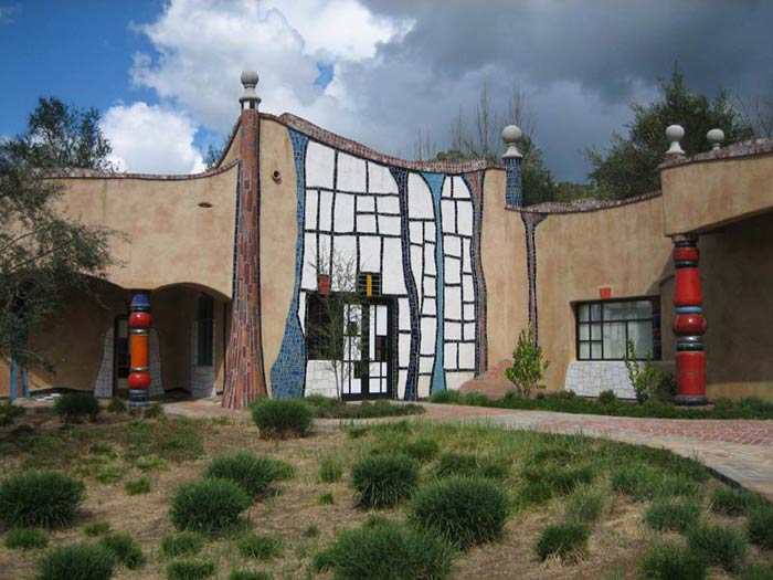 Фриденсрайх Хундертвассер. Friedensreich Hundertwasser: Винокурня «Дон-Кихот» в долине Напа, США (Quixote Winery, Napa Valley) 1992—1999