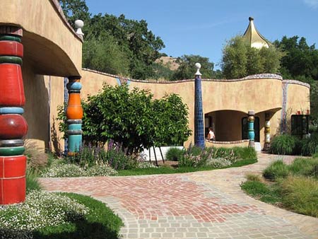 Фриденсрайх Хундертвассер. Friedensreich Hundertwasser: Винокурня «Дон-Кихот» в долине Напа, США (Quixote Winery, Napa Valley) 1992—1999