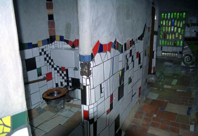 Фриденсрайх Хундертвассер. Friedensreich Hundertwasser: Общественный туалет в г. Кавакава, Новая Зеландия (Public toilets, Kawakawa) 1999