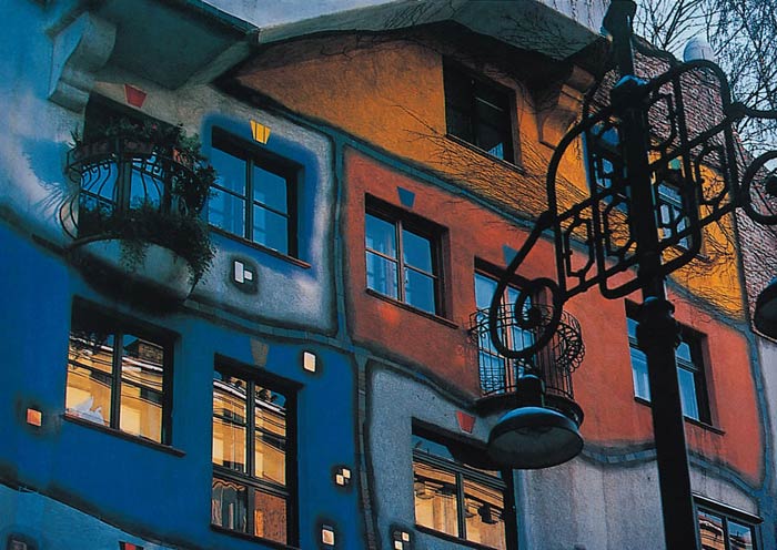 Фриденсрайх Хундертвассер. Friedensreich Hundertwasser: Дом Хундертвассера в Вене. Hundertwasser-KrawinaHaus