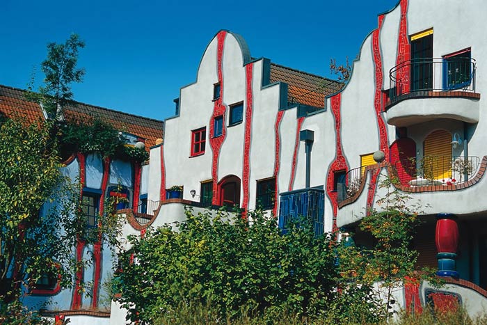 Фриденсрайх Хундертвассер. Friedensreich Hundertwasser: Дом «Wohnen unterm Regenturm», Плохинген на Неккаре (Plochingen), Германия 1991—1994