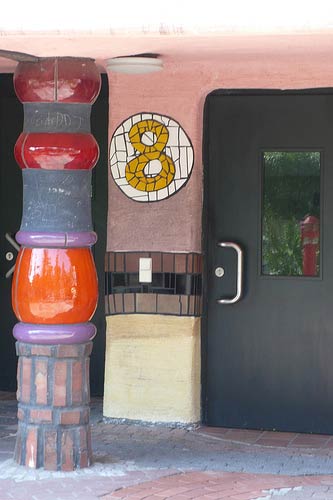 Фриденсрайх Хундертвассер. Friedensreich Hundertwasser: Жилой комплекс «Лесная спираль» Хунтертвассера, Дармштадт, Германия (Hundertwasserhaus Waldspirale, Darmstadt, Germany) 1998—2000