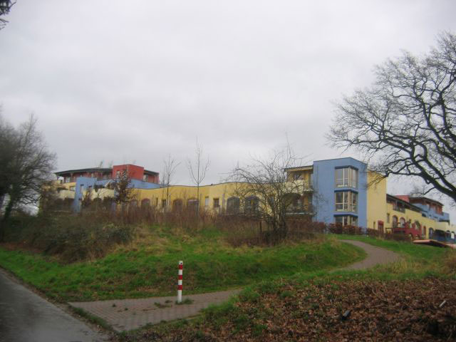 Фриденсрайх Хундертвассер. Friedensreich Hundertwasser: Детский сад Düsseler gate, Вюльфрат, Германия (Kindergarten Düsseler gate in Wülfrath), 2001