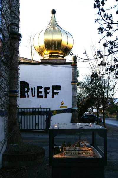 Фриденсрайх Хундертвассер. Friedensreich Hundertwasser: Текстильная фабрика Rueff (Textilfabrik Rueff Muntlix), Цвишенвассер (Zwischenwasser), Австрия  1988