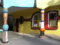 Фриденсрайх Хундертвассер. Friedensreich Hundertwasser. Семейный центр Ronald McDonald. Hundertwasser-Haus der McDonald's Kinderhilfe in Essen/Grugapark, Германия 2004—2005