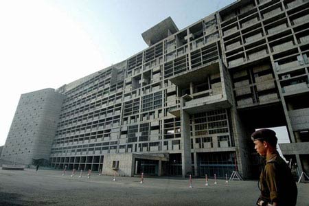 Ле Корбюзье. Le Corbusier. Здание Секретариата (Secretariat Building). Чандигарх (Chandigarh) — новая столица штата Пенджаб, Индия. 1951-1958