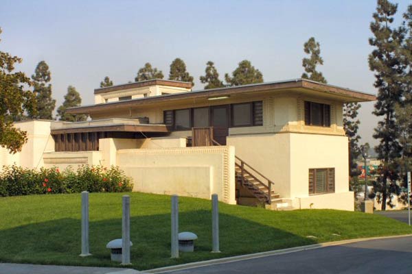 Фрэнк Ллойд Райт (Frank Lloyd Wright): Hollyhock House (Aline Barnsdall House), Little Armenia, Los AngelesCalifornia (Вилла «Hollyhock» Алин Барнсдолл, Олив-Хилл, Маленькая Армения, Лос-Анджелес, Калифорния), 1917—1921