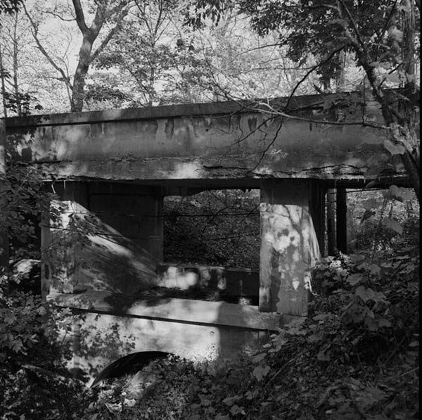 Фрэнк Ллойд Райт (Frank Lloyd Wright): Ravine Bluffs Development Bridge (Sylvan Road Bridge) & Sculptures, Glencoe, Illinois (Рэвин-блафский мост и скульптурная композиция, Глинкоэ, Иллинойс ), 1915