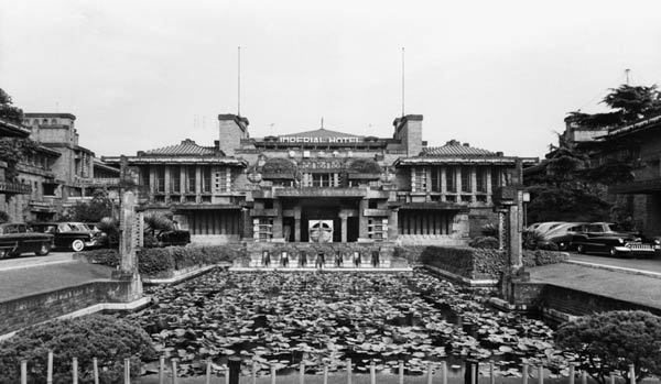 Фрэнк Ллойд Райт (Frank Lloyd Wright): Imperial Hotel, Tokyo, Japan (Отель «Империал», Токио, Япония), 1915; снесён 1968 (реконструирован в 1976 )