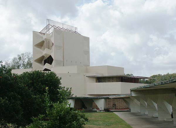 Органическая архитектура: Фрэнк Ллойд Райт (Frank Lloyd Wright): Annie M. Pfeiffer Chapel, Lakeland, Florida (Капелла Энн Пфайффер, Флоридский Саузен-колледж, Лейкленд, Флорида), 1938—1941 (проект Child of the Sun)