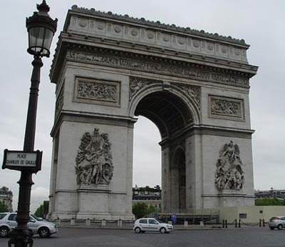 Триумфальная арка на площади Карусель в Париже 