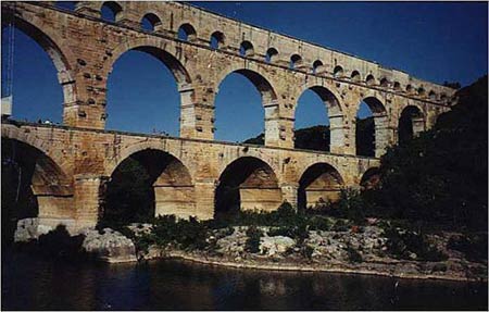 Акведук Агриппы около Нима (известный под наименованием Pont du Gard), длина которого достигает 269 м. 