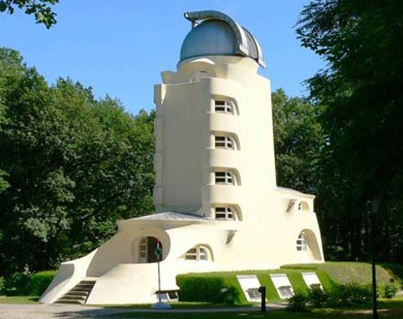 Башня Эйнштейна (обсерватория на горе Телеграфенберг в Потсдаме, 1917 г. либо 1920—1921 гг. — Einsteinturm (Observatory on the Telegraphenberg) in Potsdam . Архитектор Эрих Мендельсон (Erich Mendelsohn) 