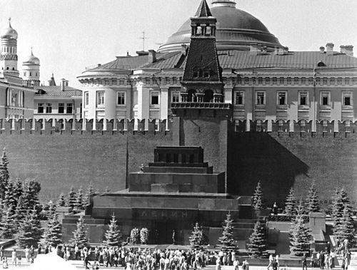 Москва. Мавзолей В.И. Ленина на Красной площади. А. Щусев.