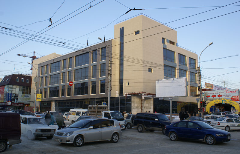Здание торгового центра на пересечении улий Крылова и Мичурина в Центральном районе г. Новосибирска. Проектная организация «АкадемСтройИнвест».