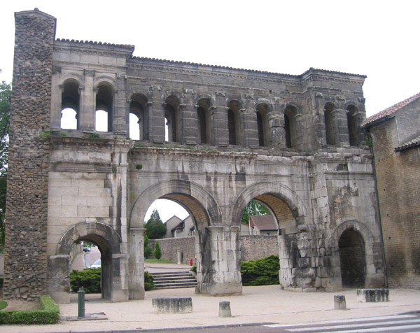 Архитектура Древнего Рима. Один из главных входов города Отен. Autun gate