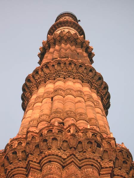 Минарет Кутуб-минар в Дели. Комплекс мечети Кувват аль-Ислам