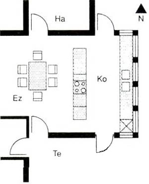 Пример планировки помещения кухни, столовой и террасы. Свободно расположенный кухонный блок с местом для еды и выходом на террасу