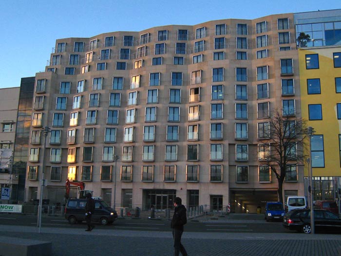 Фрэнк Гери (Frank Gehry): DZ Bank building (Здание DZ Bank в Берлине), Pariser Platz 3, Berlin, Germany, 2000