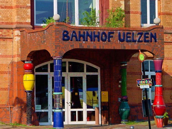Фриденсрайх Хундертвассер. Friedensreich Hundertwasser: Городской вокзал, Ильцен, Германия (Hundertwasser environmental railway station, Uelzen) 1999—2001