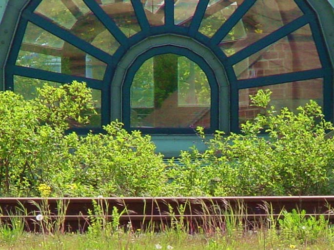 Фриденсрайх Хундертвассер. Friedensreich Hundertwasser: Городской вокзал, Ильцен, Германия (Hundertwasser environmental railway station, Uelzen) 1999—2001