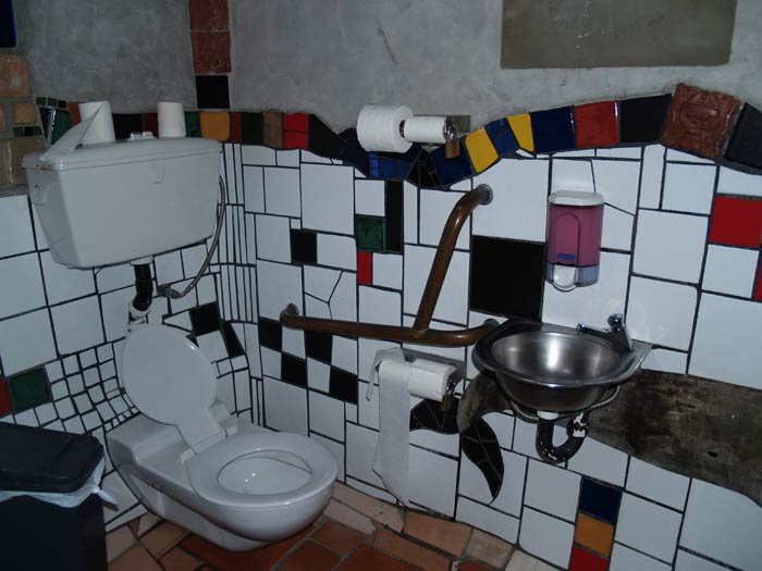 Фриденсрайх Хундертвассер. Friedensreich Hundertwasser: Общественный туалет в г. Кавакава, Новая Зеландия (Public toilets, Kawakawa) 1999