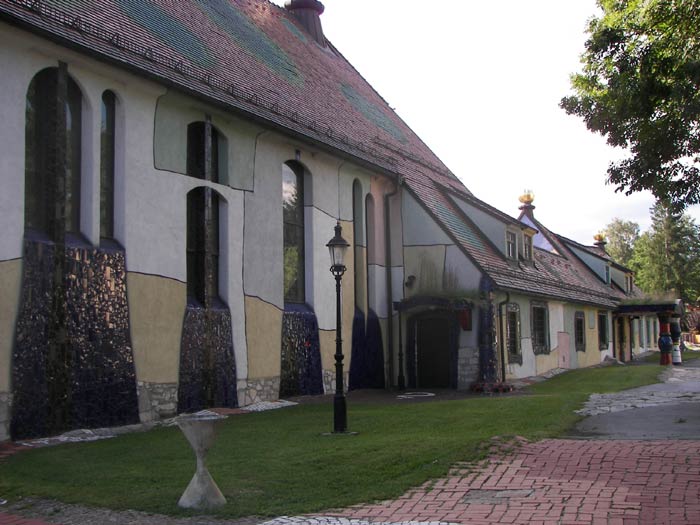 Фриденсрайх Хундертвассер. Friedensreich Hundertwasser: Церковь Святой Барбары, Бернбах, Австрия (St. Barbara Kirche Bärnbach, Styria) 1987—1988