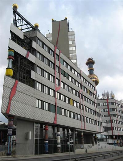 Фриденсрайх Хундертвассер. Friedensreich Hundertwasser: Завод по сжиганию мусора Spittelau,  Вена,  Австрия (District Heating Plant Spittelau, Vienna, Austria) 1988—1992