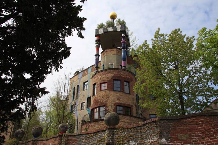 Фриденсрайх Хундертвассер. Friedensreich Hundertwasser: «Дом на лугах» в Бад-Зоден, Германия (Wohnen in den Wiesen Bad Soden, Taunus) 1990—1993