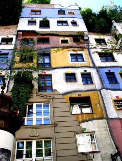 Фриденсрайх Хундертвассер. Friedensreich Hundertwasser: Дом Хундертвассера в Вене. Hundertwasser-KrawinaHaus