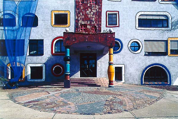 Фриденсрайх Хундертвассер. Friedensreich Hundertwasser: Гимназия Мартина Лютера, Виттенберг, Германия (Martin Luther Gymnasium in Wittenberg), 1997—1999