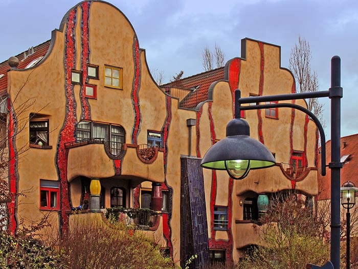 Фриденсрайх Хундертвассер. Friedensreich Hundertwasser: Дом «Wohnen unterm Regenturm», Плохинген на Неккаре (Plochingen), Германия 1991—1994