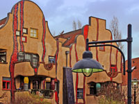 Фриденсрайх Хундертвассер. Friedensreich Hundertwasser. Дом «Wohnen unterm Regenturm», Плохинген на Неккаре (Plochingen), Германия 1991—1994