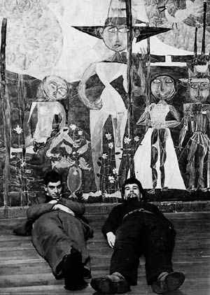 Хундертвассер с Рене Бро в Кастильонском павильоне в Сан-Манде под Парижем на фоне фрески, нарисованной ими совместно. 1950 
