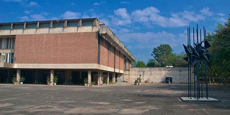 Ле Корбюзье. Le Corbusier. Музей и галерея искусств (Museum and Gallery of Art). Чандигарх (Chandigarh) — новая столица штата Пенджаб, Индия. 1951 
