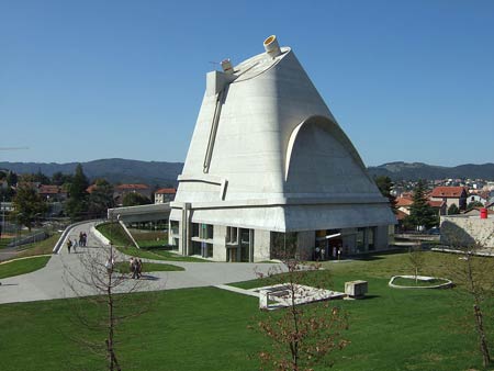 Ле Корбюзье. Le Corbusier. Church of Saint-Pierre, Фирмини (Firminy), Франция. 1969 —  Строительство велось после смерти Ле Корбюзье, завершено в 2006
