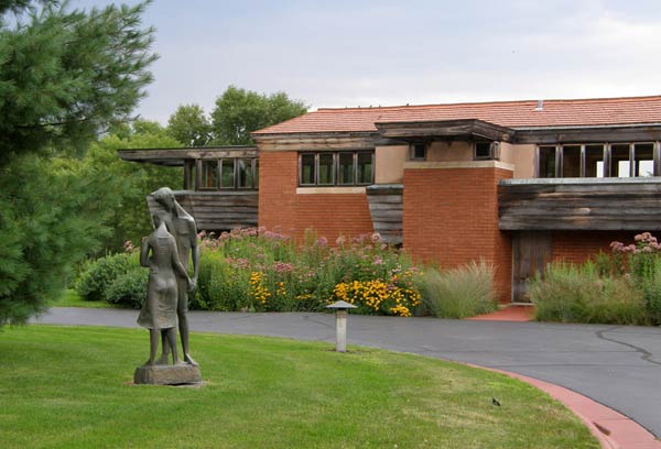 Органическая архитектура: Фрэнк Ллойд Райт (Frank Lloyd Wright): Wingspread (Herbert F. Johnson House), Wind Point, Wisconsin («Размах крыльев», дом Герберта Ф. Джонсона, Винд-Пойнт, Висконсин), 1937—1939