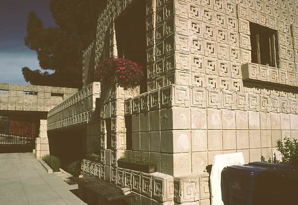 Фрэнк Ллойд Райт (Frank Lloyd Wright): Charles Ennis House, Los Angeles, California (Дом Чарлза Энниса, Лос-Анджелес, Калифорния), 1923—1924