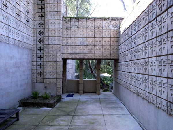 Органическая архитектура: Фрэнк Ллойд Райт (Frank Lloyd Wright): Alice Millard House (La Miniatura), Pasadena, California («Миниатюра», дом Алисы Миллард, Пасадена, Калифорния), 1923