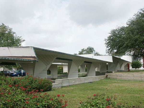 Фрэнк Ллойд Райт (Frank Lloyd Wright): Covered walkways or Esplanades, Lakeland, Florida (Место для прогулок, Флоридский Саузен-колледж, Лейкленд, Флорида), 1946—1958 (проект Child of the Sun)