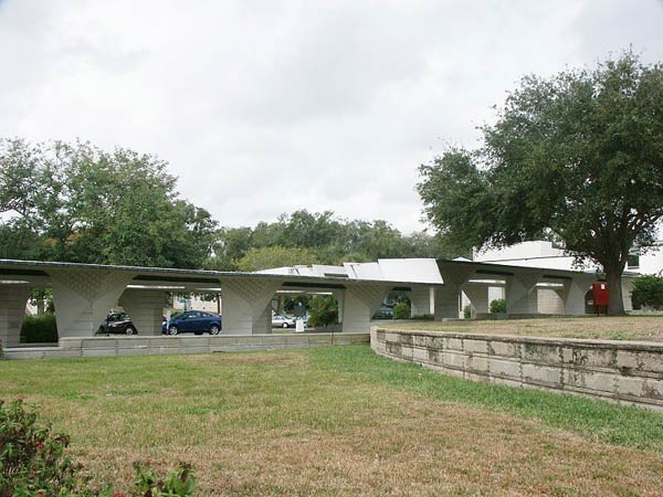 Фрэнк Ллойд Райт (Frank Lloyd Wright): Covered walkways or Esplanades, Lakeland, Florida (Место для прогулок, Флоридский Саузен-колледж, Лейкленд, Флорида), 1946—1958 (проект Child of the Sun)