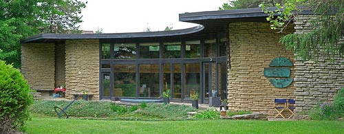 Органическая архитектура: Фрэнк Ллойд Райт (Frank Lloyd Wright): Herbert Jacobs House II (Solar Hemicycle), Middleton, Wisconsin («Солнечный полукруг», второй дом Герберта Джекобса, Миддлтон, Висконсин), 1944—1948