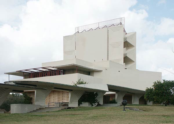 Органическая архитектура: Фрэнк Ллойд Райт (Frank Lloyd Wright): Annie M. Pfeiffer Chapel, Lakeland, Florida (Капелла Энн Пфайффер, Флоридский Саузен-колледж, Лейкленд, Флорида), 1938—1941 (проект Child of the Sun)